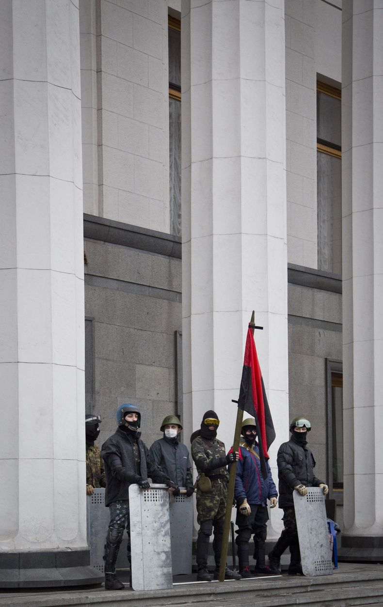 Manifestantes montan guardia ante el parlamento en el centro de Kiev, Ucrania, el s&aacute;bado, 22 de febrero del 2014. (Foto AP/Darko Bandic)