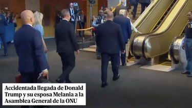 el enfado monumental de trump: acusa a la onu de darle unas escaleras mecanicas con las que casi se cae melania