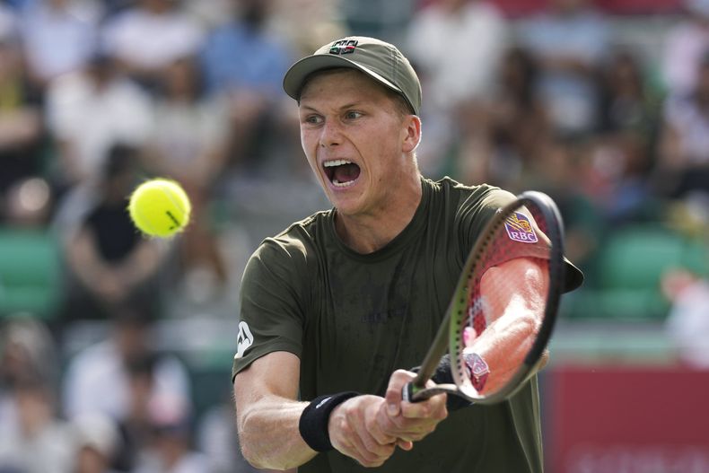 ARCHIVO - Foto del 1 de octubre del 2022, el estadounidense Jenson Brooksby regresa una bola al canadiense Denis Shapovalov en el Abierto de Corea. El miércoles 5 de julio del 2023, Brooksby reconoce que aceptó una suspensión provisional por no presentarse a tres pruebas antidopaje. (AP Foto/Lee Jin-man, Archivo)