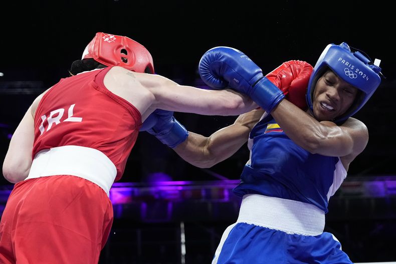 La irlandesa Kellie Harrington golpea a la colombiana Angie Valdés en su pelea por los cuartos de final en la división de 60 kilogramos del boxeo de mujeres de los Juegos Olímpicos del 2024 el miércoles 31 de julio del 2024, en París, Francia. (AP Foto/Ariana Cubillos)