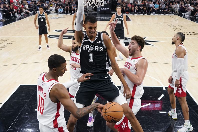 El francés Victor Wembanyama, pívot de los Spurs de San Antonio, festeja en la prórroga del encuentro ante los Rockets de Houston, el viernes 27 de octubre de 2023 (AP Foto/Eric Gay)