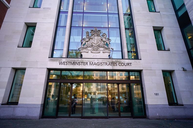 ARCHIVO - Exterior del Tribunal de Magistrados de Westminster en Londres, 21 de octubre de 2021. (Foto AP/Alberto Pezzali, archivo)