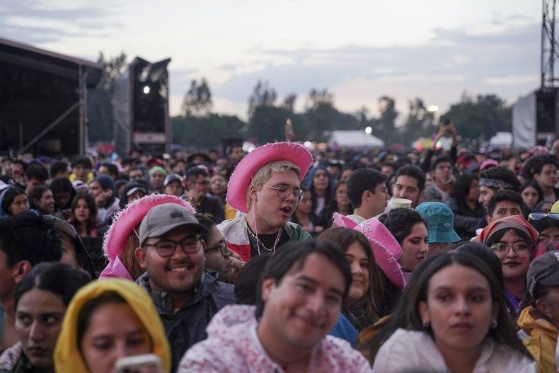 Fans esperan el concierto de Kesha en el festival HERA HSBC en la Ciudad de México el sábado 24 de agosto de 2024. (Foto AP/Aurea Del Rosario)