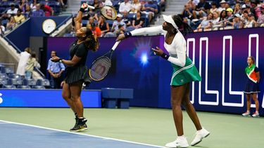 ARCHIVO - Serena Williams (izquierda) y Venus Williams previo al partido de dobles de primera ronda contra Lucie Hradecka y Linda Noskova en el US Open, el 1 de septiembre de 2022, en Nueva York. (AP Foto/Charles Krupa)