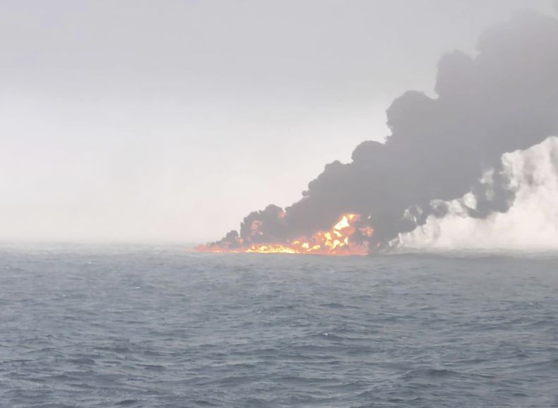 Esta imagen proporcionada por Bartek Śmiałek muestra humo saliendo luego de una colisión entre un buque de carga y un barco petrolero en el mar del Norte, frente a la costa este de Inglaterra, el lunes 10 de marzo de 2025. (Bartek Śmiałek via AP)