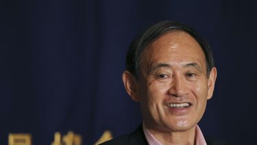 americateve | El jefe del gabinete japon&eacute;s Yoshihide Suga habla con la prensa en Tokio, viernes 11 de julio de 2014. Suga dijo que una cumbre reagional asi&aacute;tica a realizarse en Beijing en noviembre ser&iacute;a una buena oportunidad para que Jap&oacute;n