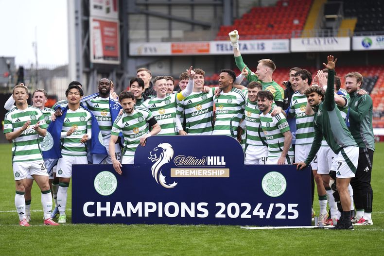Los jugadores de Celtic celebran tras consagrarse campeones de la liga de Escocia, el sábado 26 de abril de 2025, en Dundee, Escocia. (Andrew Milligan/PA vía AP)