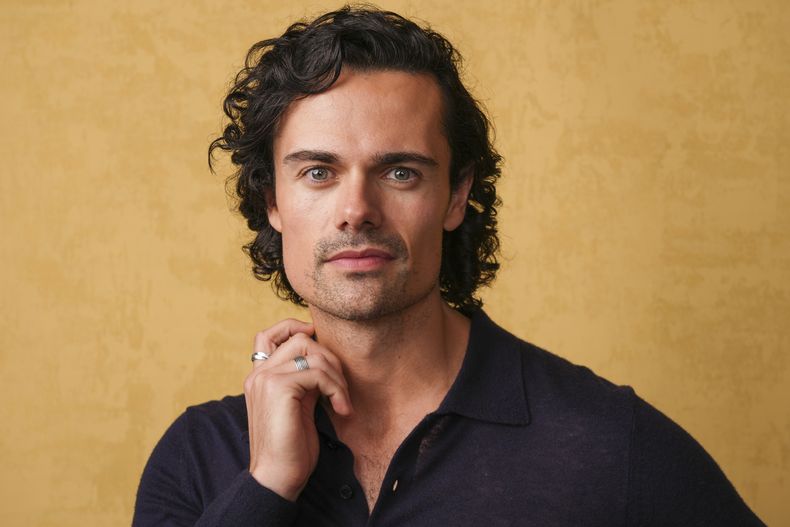 Jamie Roy posa para un retrato para promocionar Outlander: Blood of My Blood durante la Comic-Con International el sábado 26 de julio de 2025, en San Diego. (Foto AP/Chris Pizzello)