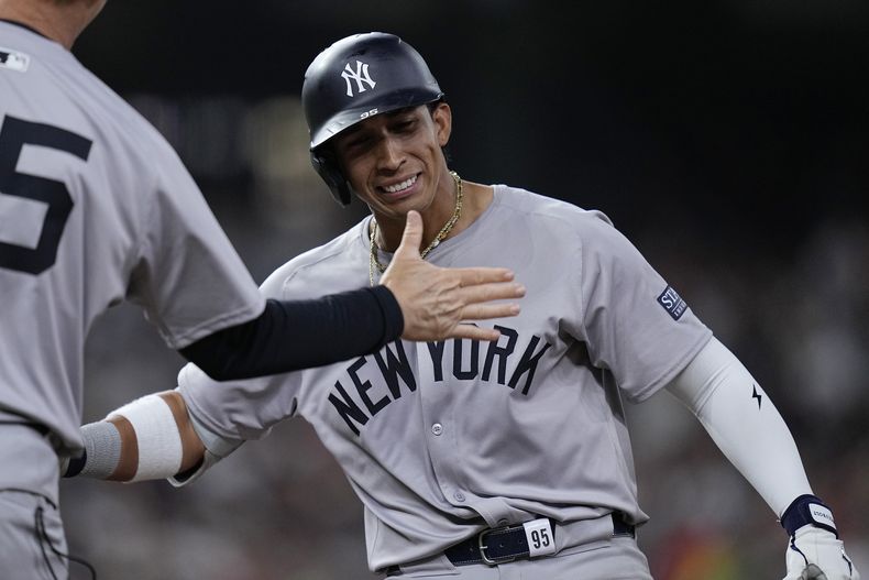 El venezolano Oswaldo Cabrera, de los Yankees de Nueva York, festeja durante el encuentro ante los Astros de Houston, el viernes 29 de marzo de 2024 (AP Foto/Kevin M. Cox)