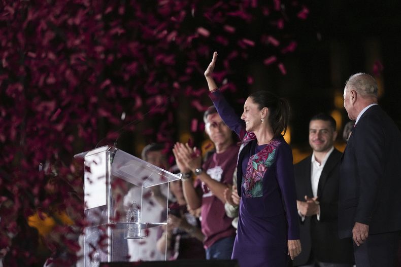 La presidenta electa Claudia Sheinbaum saluda a sus seguidores en el Zócalo, la principal plaza de Ciudad de México, después de que el Instituto Nacional Electoral anunciara el conteo rápido oficial en las elecciones generales, en la madrugada del lunes 3 de junio de 2024. (AP Foto/Marco Ugarte)