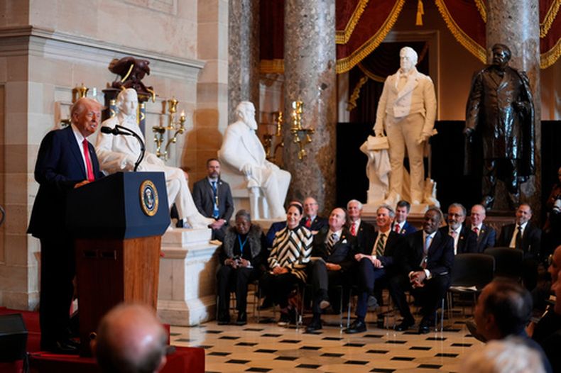 El presidente Donald Trump habla durante el Desayuno Nacional de Oración, en el Capitolio, en Washington, el 6 de febrero de 2025. (Foto AP/Evan Vucci, archivo)
