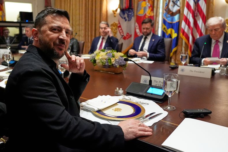 El presidente ucraniano Volodymyr Zelenskyy (izquierda) sonríe antes de un almuerzo con el presidente Donald Trump (de derecha a izquierda), el vicepresidente J. D. Vance y el secretario del Tesoro, Scott Bessent, en la Sala del Gabinete de la Casa Blanca, el viernes 17 de octubre de 2025, en Washington. (AP Foto/Alex Brandon)