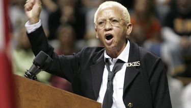 ARCHIVO - La profesora de letras inglesas de Virginia Tech, Nikki Giovanni, da un discurso en un acto para conmemorar a las víctimas de un tiroteo en Virginia Tech en Blacksburg, Virginia, el 17 de abril de 2007. (Foto AP/Steve Helber, archivo)