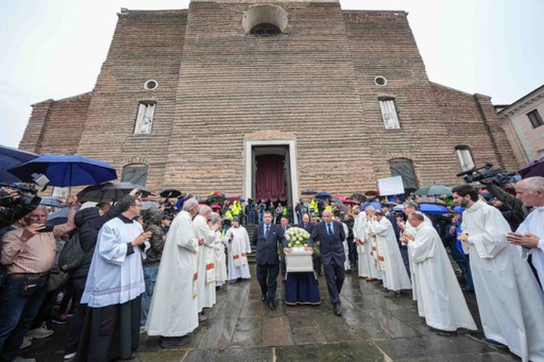 El féretro de Alex Zanardi sale de la iglesia al término de su funeral en la Basílica de Santa Giustina de Padua, Italia, el martes 5 de mayo de 2026. (Claudio Furlan/LaPresse vía AP)