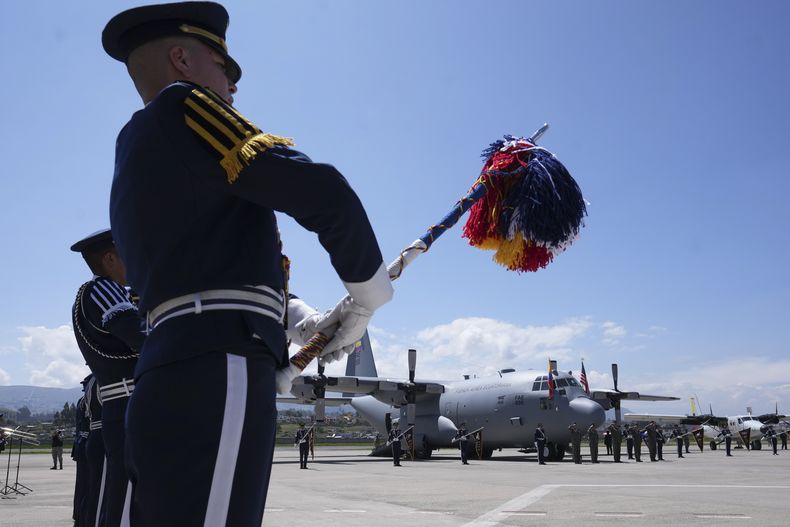 Cadetes de la Fuerza Aérea Ecuatoriana en el acto de entrega de un avión Hércules para misiones militares donado por el gobierno de Estados Unidos, en el aeropuerto de Cotopaxi en Latacunga, Ecuador, el lunes 25 de marzo de 2024. (AP Foto/Dolores Ochoa)