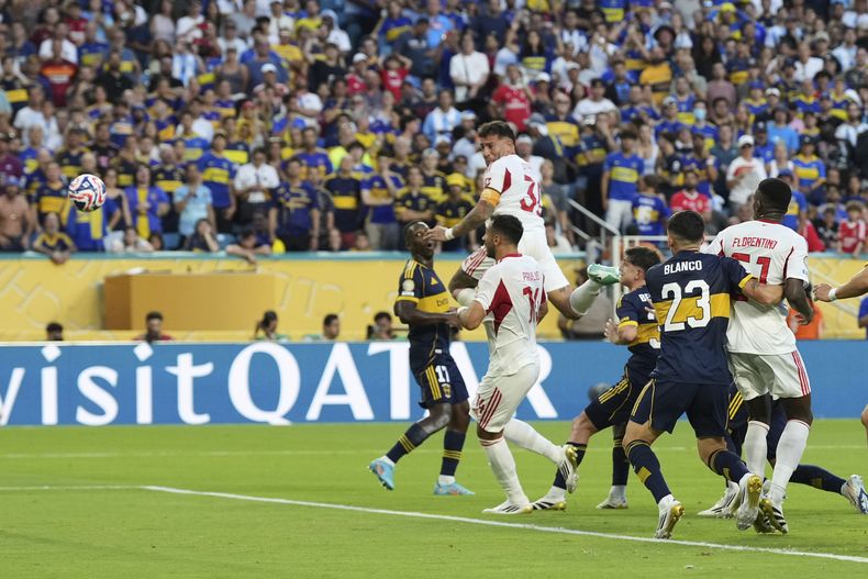 Nicolás Otamendi (30) anota de cabeza el segundo gol de Benfica para el empate 2-2 contra Boca Juniors en el partido por el Grupo C del Mundial de Clubes, el lunes 16 de junio de 2025, en Miami Gardens, Florida (AP Foto/Rebecca Blackwell)