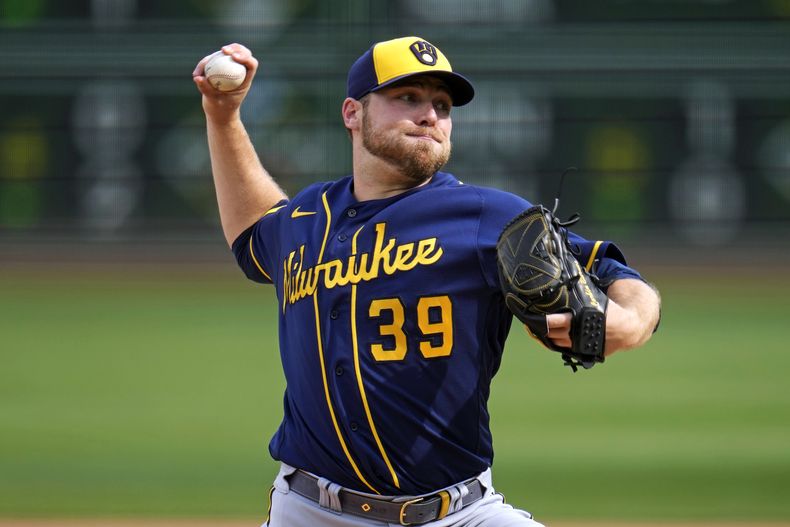 El abridor de los Cerveceros de Milwaukee Corbin Burnes trabaja la segunda entrada ante los Piratas de Pittsburgh el sábado 1 de julio del 2023. (AP Foto/Gene J. Puskar)