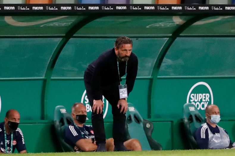ARCHIVO - Derek McInnes, entonces técnico de Aberdeen, mira desde el banquillo un encuentro clasificatorio para la Liga Europa ante Sporting en Lisboa, el 24 de septiembre de 2020 (AP Foto/Armando Franca, archivo)