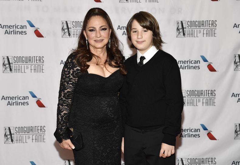 ARCHIVO - Gloria Estefan y su nieto Sasha Estefan asisten a la 52da ceremonia de ingreso anual al Salón de la Fama de los Compositores, en el hotel New York Marriott Marquis, el 15 de junio de 2023, en Nueva York. (Foto de Evan Agostini/Invision/AP, archivo)