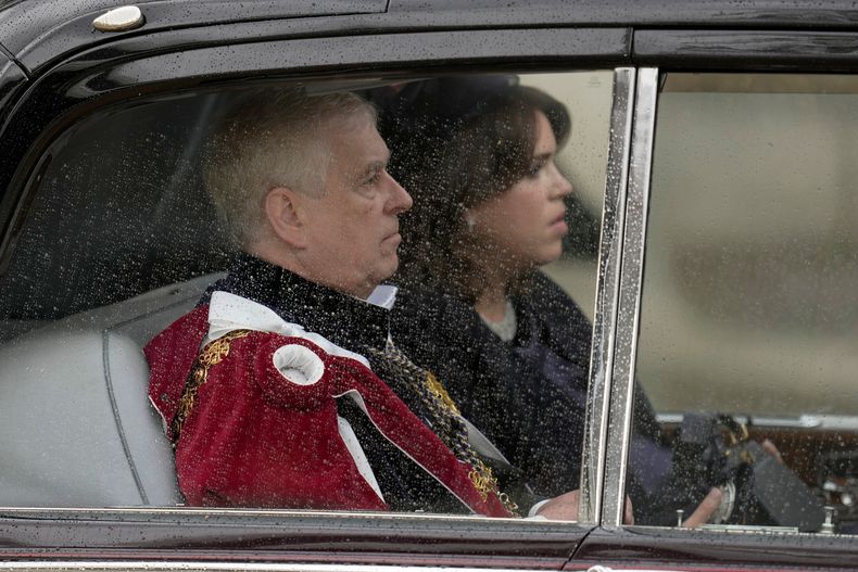 ARCHIVO - El príncipe Andrés y la princesa Eugenia del Reino Unido llegan antes de la coronación del rey Carlos III y Camila, la reina consorte, el 6 de mayo de 2023, en Londres. (AP Foto/Kin Cheung, archivo)