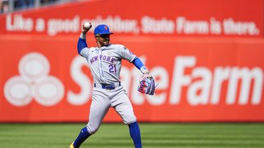 Francisco Lindor de los Mets de Nueva York lanza hacia la primera base para un out en un contacto de Trea Turner, de los Filis de Filadelfia durante la primera entrada del juego de béisbol, el domingo 15 de septiembre de 2024, en Filadelfia. (AP Foto/Derik Hamilton)
