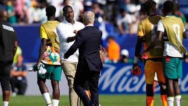 El entrenador de Senegal Pape Thiaw saluda al entrenador de Francia Didier Deschamps al final del encuentro del Grupo I de la Copa Mundial el martes 16 de junio del 2026. (AP Foto/Yuki Iwamura)