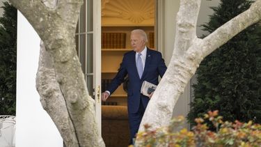 El presidente Joe Biden sale de la Oficina Oval en la Casa Blanca, 22 de marzo de 2024. (AP Foto/Andrew Harnik)