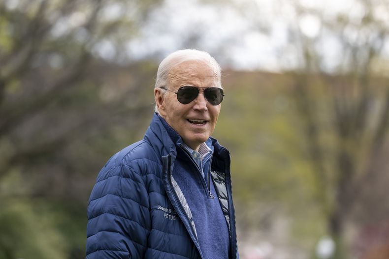 El presidente de EEUU, Joe Biden, camina hacia el helicóptero Marine One en los jardines de la Casa Blanca el viernes 5 de abril de 2024 en Washington. (AP Foto/Alex Brandon)