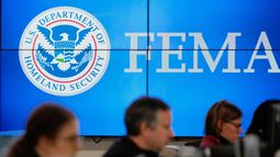 Empleados trabajan en la sede de la Agencia Federal de Manejo de Emergencias en Washington, el 24 de enero del 2026. (AP foto/Julia Demaree Nikhinson)
