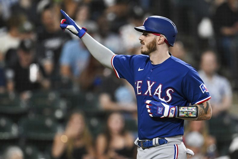 Jonah Heim de los Rangers de Texas reacciona tras batear un jonrón de tres carreras en la quinta entrada del encuentro ante los Medias Blancas de Chicago el miércoles 21 de junio del 2023. (AP Foto/Quinn Harris)
