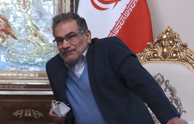 ARCHIVO - El exdirector del Consejo Supremo de Seguridad Nacional, Ali Shamkhani, durante una reunión en Teherán, Irán, el 12 de junio de 2021. El presidente de Irán nombra un nuevo secretario del Consejo Supremo de Seguridad Nacional , que reemplaza al veterano Ali Shamkhani. El nuevo secretario será Ali Akbar Ahmadian, exdirector del centro estratégico de la Guardia Revolucionaria, un influyente grupo paramilitar. (AP Foto/Vahid Salemi, Archivo)