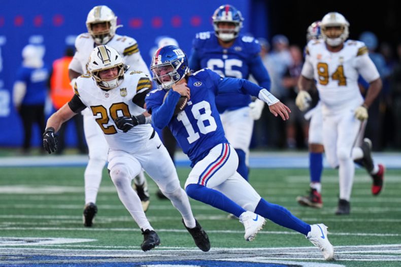 J.J. McCarthy (18), quarterback de los Giants de Nueva York, corre con el balón durante la segunda mitad del partido de la NFL en contra de los Saints de Nueva Orleans, el domingo 18 de octubre de 2026, en East Rutherford, Nueva Jersey. (AP Foto/Frank Franklin II)