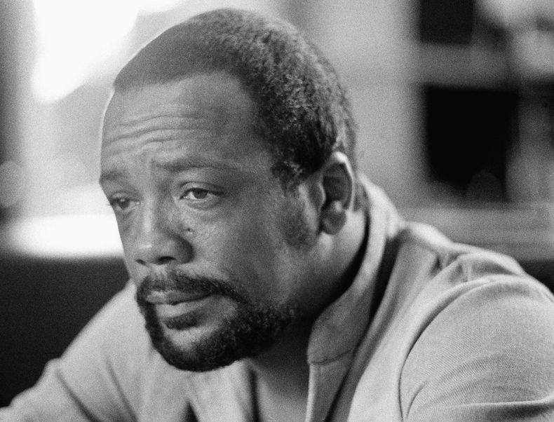 ARCHIVO - El famoso compositor Quincy Jones, que se recupera de una reciente cirugía de vasos sanguíneos cerebrales, se relaja en su estudio de música de Los Ángeles el 16 de octubre de 1974. Quincy Jones murió a los 91 años. (Foto AP/George Brich, archivo)