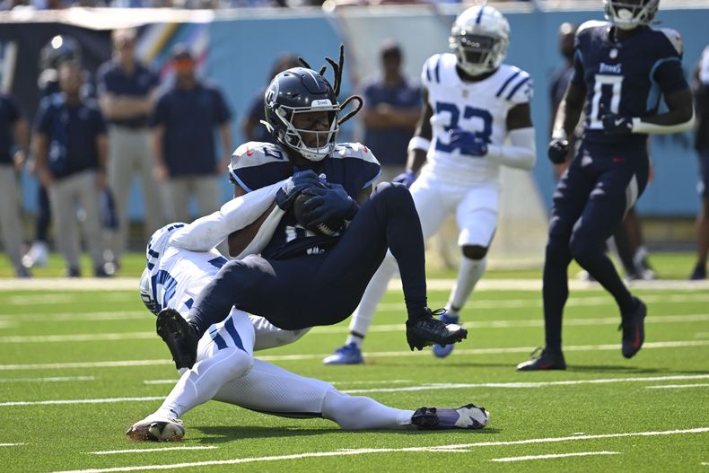 DeAndre Hopkins de los Titans de Tennessee atrapa el balón frente a Jaylon Jones de los Colts de Indianápolis el domingo 13 de octubre del 2024. (AP Foto/John Amis)