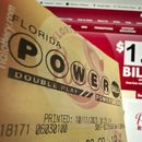 Un boleto de la lotería Powerball, fotografiado el 11 de octubre de 2023, en Surfside, Florida. (AP Foto/Wilfredo Lee)