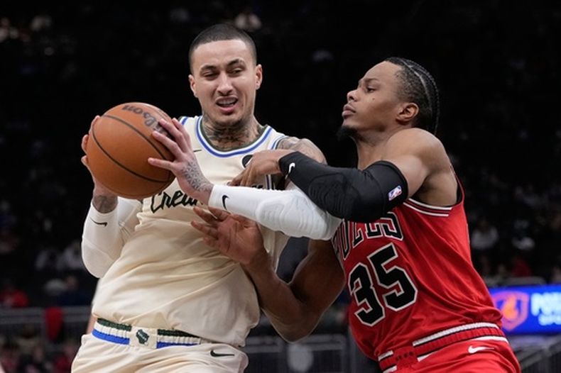 Kyle Kuzma, de los Bucks de Milwaukee, trata de eludir a Isaac Okoro, de los Bulls de Chicago, en el encuentro del martes 3 de febrero de 2026 Milwaukee Bucks Kyle Kuzma tries to get past Chicago Bulls Isaac Okoro during the second half of an NBA basketball game Tuesday, Feb. 3, 2026, in Milwaukee. (AP Foto/Morry Gash)