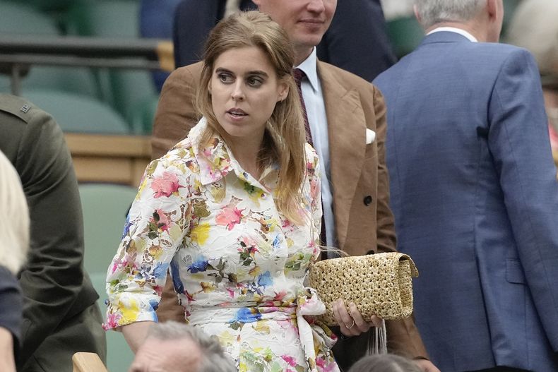 ARCHIVO - La princesa Beatriz llega a la cancha central antes de un partido de cuartos de final del campeonato de tenis de Wimbledon en Londres, el martes 9 de julio de 2024. (Foto AP/Alberto Pezzali, archivo)