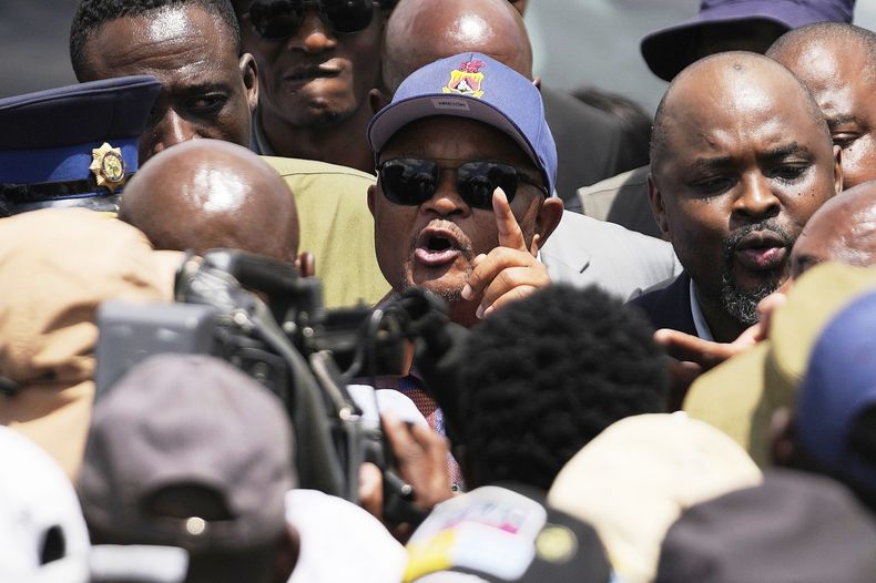 El ministro de policía sudafricano Senzo Mchunu visitando una mina de oro donde unos mineros fueron rescatados en Stilfontein, Sudáfrica, el 14 de enero del 2025. (AP foto/Themba Hadebe)