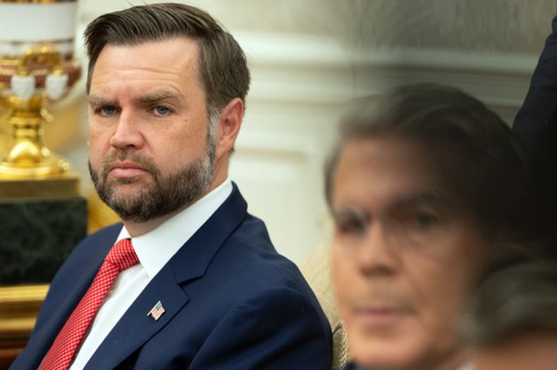 El vicepresidente estadounidense JD Vance escucha cuando el presidente Donald Trump se reúne con el presidente libanés Joseph Aoun en el Despacho Oval de la Casa Blanca, el martes 21 de julio de 2026, en Washington. (Foto AP/Mark Schiefelbein)