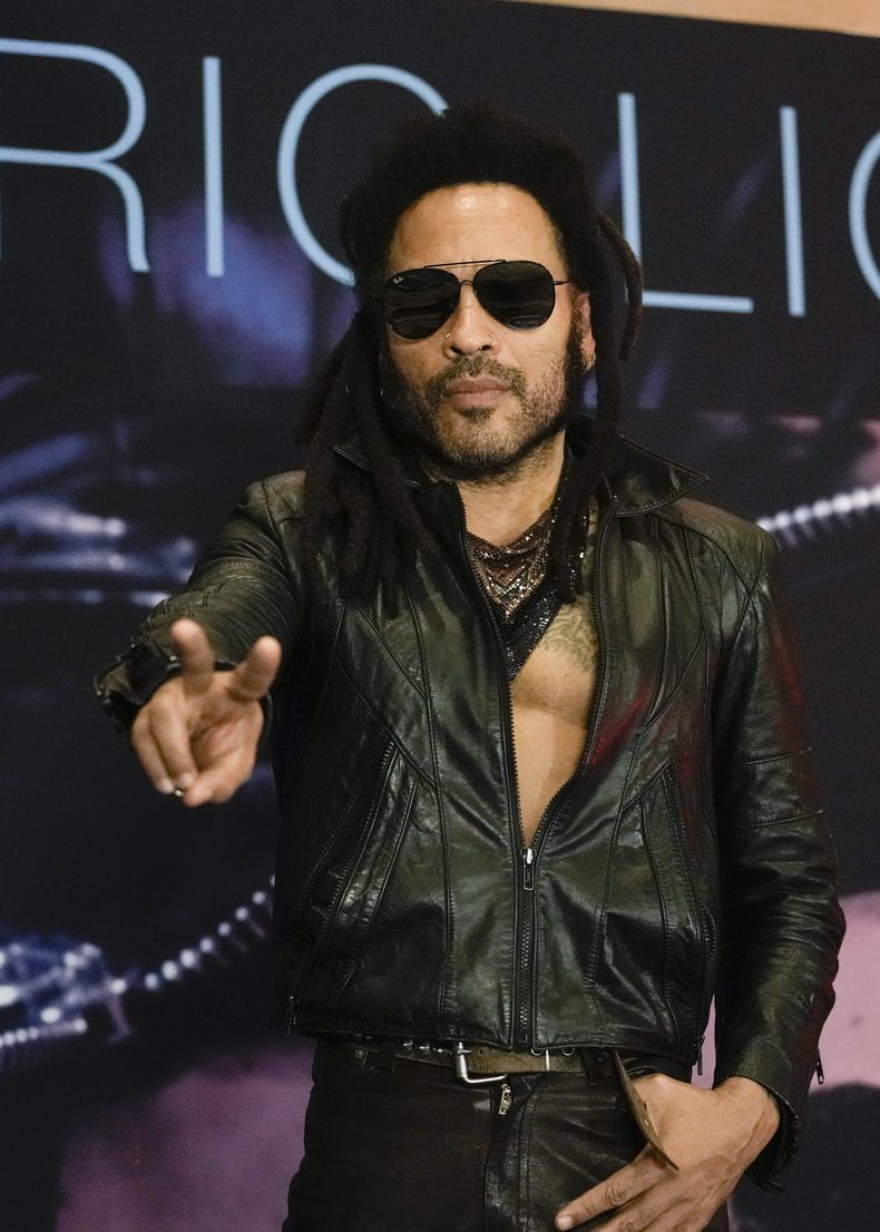 Lenny Kravitz posa en una conferencia de prensa para promover su álbum Blue Electric Light en la Ciudad de México el martes 26 de marzo de 2024. (Foto AP/Marco Ugarte)