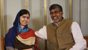 americateve | Los ganadores del Premio Nobel de la paz Malala Yousafzai, de Pakist&aacute;n, y Kailash Satyarthi, de la India, en una conferencia de prensa en Oslo, Noruega, el 9 de diciembre del 2014. (AP Foto/Matt Dunham)