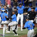 Jugadores de los Marlins de Miami celebran después de que Derek Hill (3) anotara la carrera de la victoria frente a los Piratas de Pittsburgh el domingo 30 de marzo de 2025, en Miami. (AP Foto/Michael Laughlin)