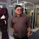 ARCHIVO - Abraham Quintanilla, padre de la fallecida cantante Selena, aparece frente a los trajes que usó Selena en Corpus Christi, Texas, el 24 de junio de 2011. (Foto AP/Paul Iverson, archivo)
