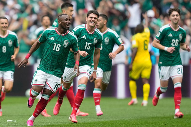 El delantero de México, Julián Quiñones celebra después de anotar un gol ante Sudáfrica en la Ciudad de México el jueves 11 de junio de 2026. (AP Foto/Natacha Pisarenko)