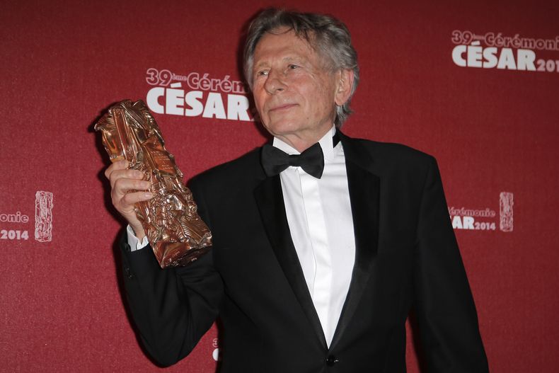 En esta foto del 28 de febrero del 2014, el cineasta polaco-franc&eacute;s Roman Polanski posa tras recibir el premio C&eacute;sar al mejor director en Par&iacute;s. Fiscales en Polonia interrogaron a Polanski a solicitud de fiscales estadounidenses que b