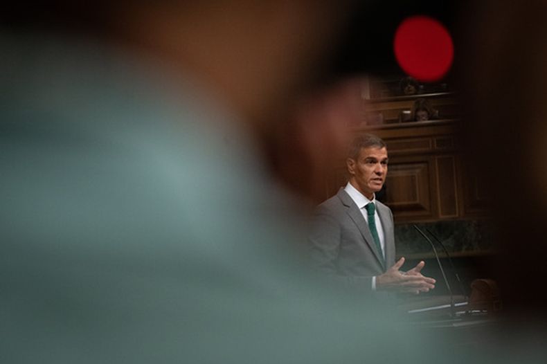 El presidente del gobierno de España, Pedro Sánchez, se dirige Congreso de los Diputados acerca de la situación en Ceuta, el enclave español en el norte de África que enfrenta una crisis migratoria, en Madrid, el 3 de septiembre de 2026. (Fernando Sánchez/Europa Press via AP)