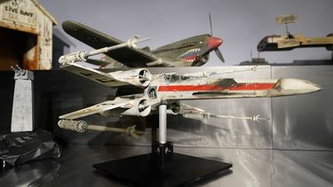 ARCHIVO - Un modelo en miniatura llamado Red Leader, una nave X-wing Starfighter de la película de 1977 “Star Wars: Episode IV — A New Hope (Star Wars: Episodio IV - Una nueva esperanza), se exhibe en Heritage Auctions, el 30 de agosto de 2023, en Irving, Texas. La miniatura del X-wing Starfighter utilizada en A New Hope se vendió por más de 3 millones de dólares el domingo 15 de octubre, durante una subasta de fin de semana de artículos recopilados y creados por el veterano fabricante de modelos de Hollywood Greg Jein. (Foto AP/Tony Gutierrez, archivo)