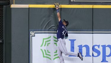 El jardinero de los Marineros de Seattle Julio Rodriguez lanza para atrapar una bola en el muro del bateador de los Astros de Houston David Hensley el viernes 7 de julio del 2023. (AP Foto/Kevin M. Cox)