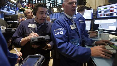 americateve | Trabajadores de la Bolsa de Valores de Nueva York observan el comportamiento de los t&iacute;tulos en la sesi&oacute;n del lunes 28 de julio de 2014. (Foto de AP/Richard Drew)