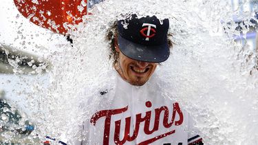 Joe Ryan de los Mellizos de Minnesota recibe un baño de agua tras lanzar la ruta completa ante los Medias Rojas de Boston, el jueves 22 de 2023. (AP Foto/Abbie Parr)